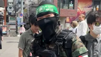 يابانيون يظهرون بزي كتائب القسام دعمًا لغزة