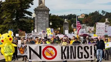 «لا ملوك» و«لا ديكتاتورية».. مظاهرات ضخمة في أمريكا احتجاجاً على سياسات ترمب