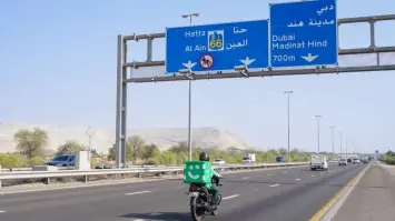 قواعد جديدة لتنظيم قيادة دراجات التوصيل على طرق دبي السريعة