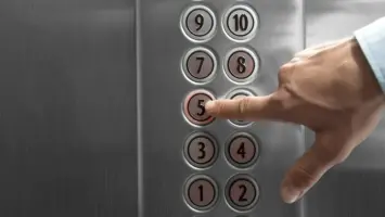 تحقيقات مكثفة في حادثة وفاة داخل مصعد بمنطقة النزهة