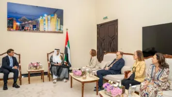 حاكم رأس الخيمة يحضر عرض فيلم عن بُناة قصر الحمراء