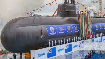 كوريا الجنوبية تدشن غواصة صاروخية متطورة في مياهها