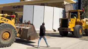 معدات ثقيلة من مصر تعبر معبر رفح لدعم إعمار غزة