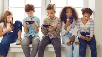 الدنمارك تعتزم حظر وسائل التواصل للأطفال دون 15 عاماً