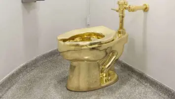 مرحاض ذهبي بقيمة 10.2 مليون دولار يثير الجدل في نيويورك