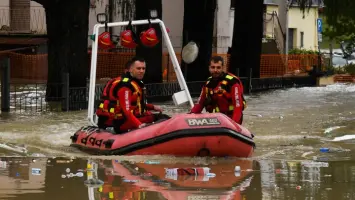 فيضانات وانهيارات أرضية تضرب شمال إيطاليا والبحث مستمر عن مفقودين