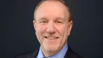 بولسن: الاقتصاد الأمريكي يعاني من ضعف النمو وسط التركيز على التضخم