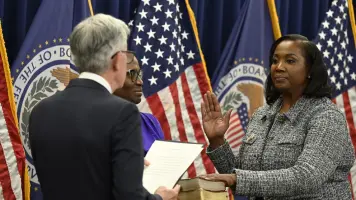 ليزا كوك: تقييمات الأصول المرتفعة في وول ستريت تنذر بتراجعات محتملة