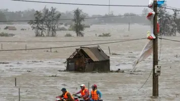 مصرع 15 شخصاً جراء فيضانات وانهيارات أرضية في فيتنام