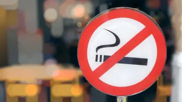 بريطانيا تتجه إلي حظر التدخين في الحدائق والأماكن العامه