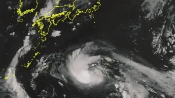 إعصار شانشان يتسبب في إلغاء مئات الرحلات الجوية وتعطل حركة القطارات في اليابان