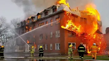 مصرع 17 طالباً وإصابة 30 آخرين جراء حريق في مدرسة وسط كينيا