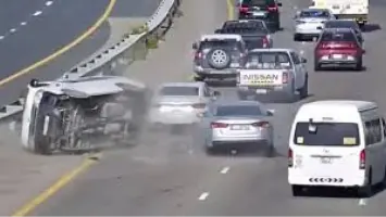 حادثين مروعين في أبو ظبي نتيجة التوقف المفاجئ وتشتت الانتباه