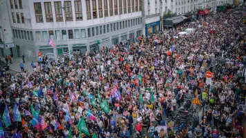 الآلاف يحتجون في فرنسا بعد تعيين "ميشيل بارنييه" رئيسًا للوزراء