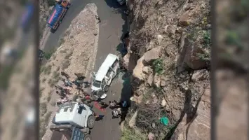 مأساة في تعز: مصرع 16 شخصًا إثر انقلاب حافلة ركاب