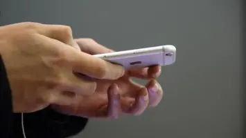 دبي تنشئ أول مقهي خالٍ من الهواتف لتعزيز التواصل البشري