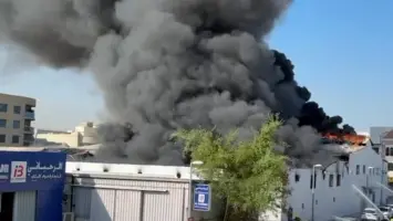 اندلاع حريق في مستودع بالقرب من محطة المترو بدبي