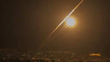 الدفاعات الجوية الإسرائيلية تعترض أول صاروخ  فوق سماء تل أبيب