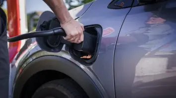 الإمارات تحذر من شراء السيارات الكهربائية غير المعتمدة لدى الوكلاء في الدولة