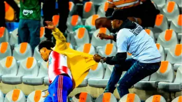 رعب في المدرجات شجار بالسواطير يوقف مباراة كرة القدم في كولومبيا