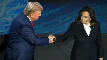 مختلة عقليًا... ترامب يوجه إهانة مباشرة لهاريس وبايدن