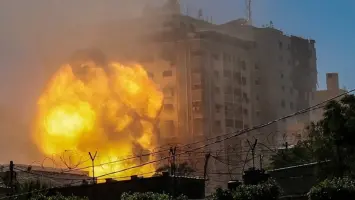 سقوط صاروخ إيراني في إسرائيل يتسبب في إنفجار هائل