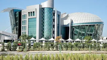 مدة السماح ببقاء الزائرين المخالفين في الإمارات واستخراج تصريح العمل