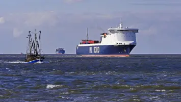 إستهداف سفينة بمقذوف مجهول قرب سواحل الحديدة في اليمن