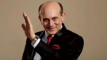 الفنان محمد صبحي ينتقد مقارنته بـ عادل إمام