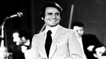 إهداء ميكروفون العندليب لمطرب صاعد يثير غضب جمهور عبد الحليم حافظ