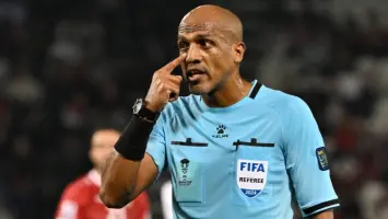 بعد الوعيد والتهديد بيان ناري من الاتحاد العماني يتضامن مع أحمد الكاف