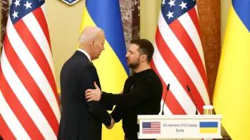 زيلينسكي وبايدن يناقشان استراتيجية النصر وسط  التصعيد الروسي على أوكرانيا