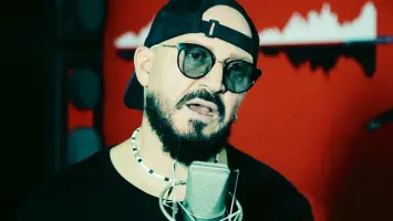 مغنٍّ جزائري شهير يثير زوبعة بسبب تصريحاته عن المغرب