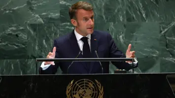 ماكرون يطالب بوقف شامل لإطلاق النار في لبنان لإنهاء الصراع