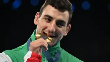 اسباب ظاهرة "عض" اللاعبون الأولمبيون الميدالية بعد الفوز؟