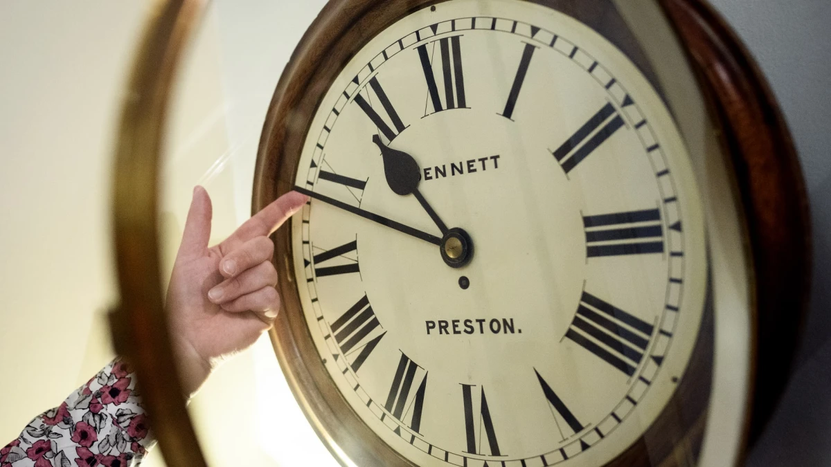 Clock face showing time adjustment in Egypt for daylight saving