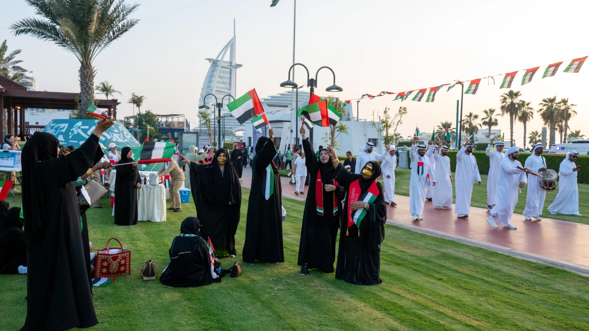 نساء مشاركات في مسيرة احتفالية بدبي تكريماً للمرأة الإماراتية