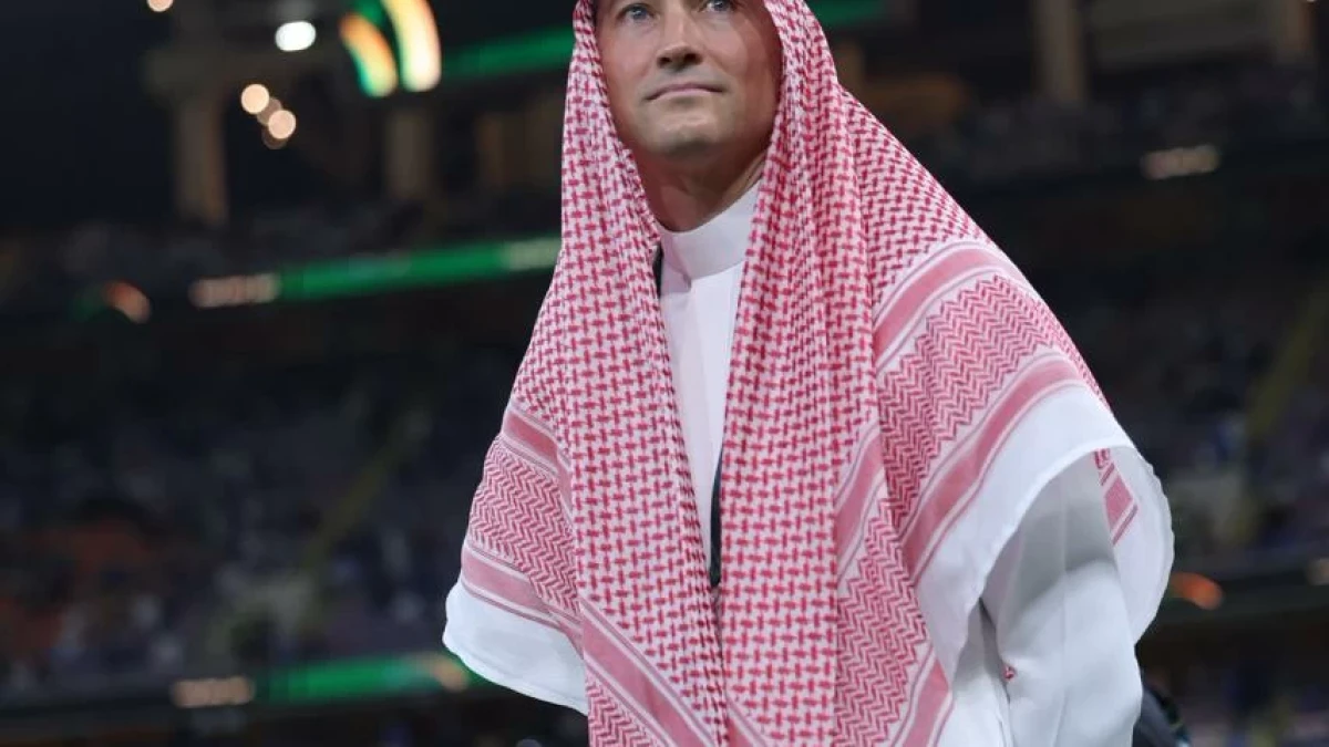 بن هاربورغ بزي سعودي تقليدي في ملعب الإنماء