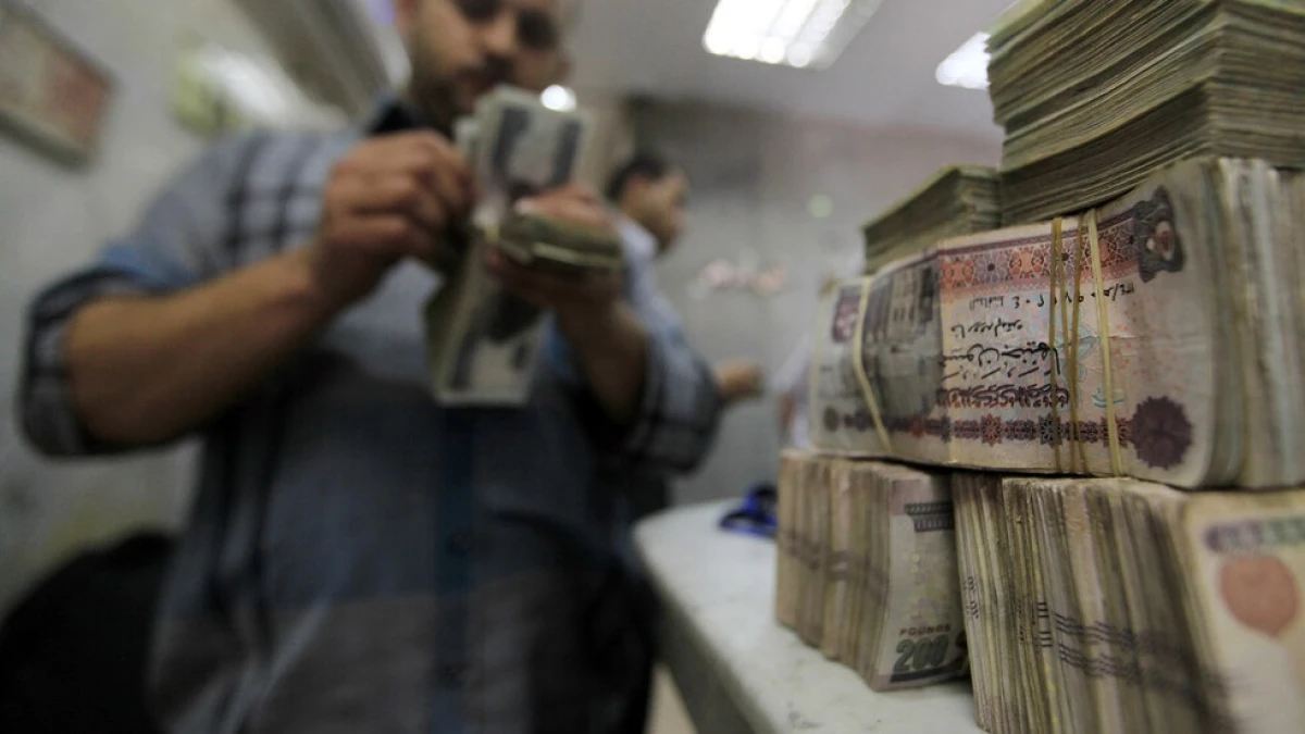 شعار بنك مصري وتحذير من الاحتيال الإلكتروني