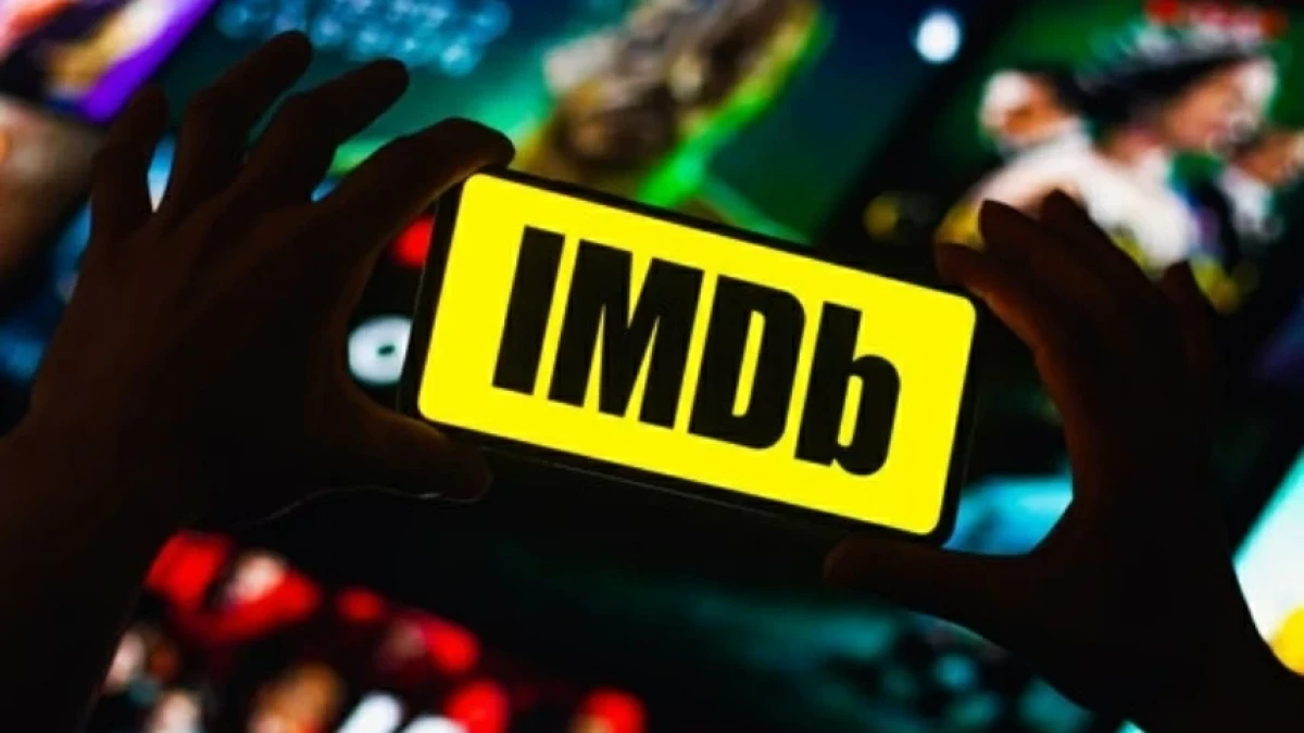 لوحة مفاتيح مع شاشة تعرض موقع IMDb