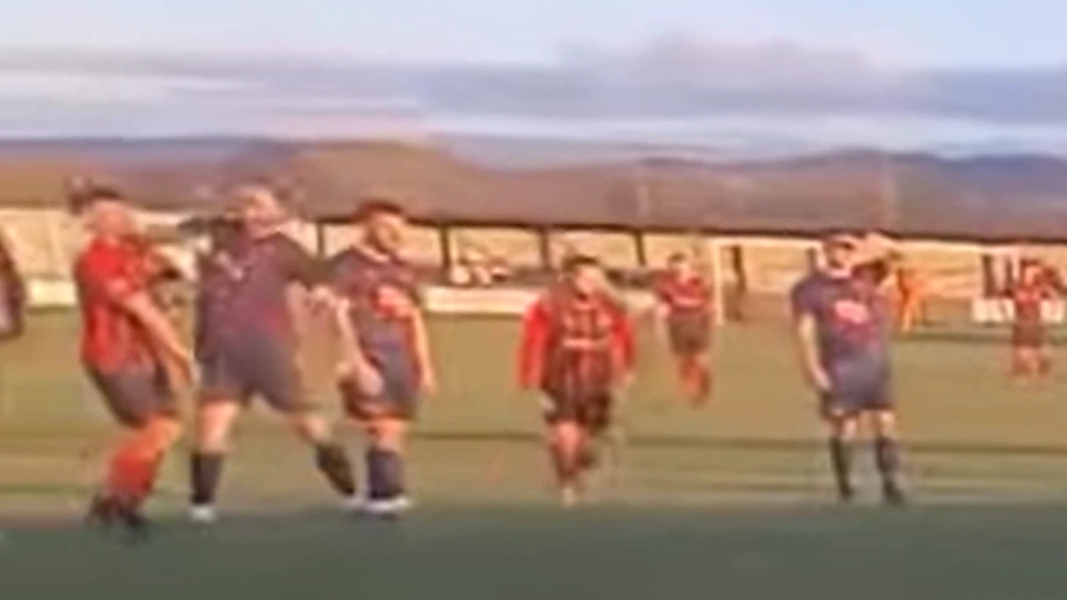 لاعب كرة قدم يوجه ضربة مرفق لخصمه في الملعب