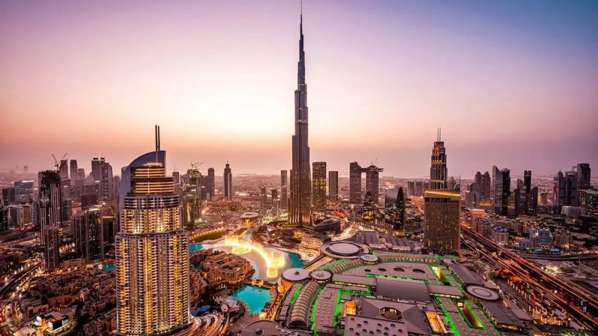 أفق مدينة إماراتية تحت أشعة الشمس