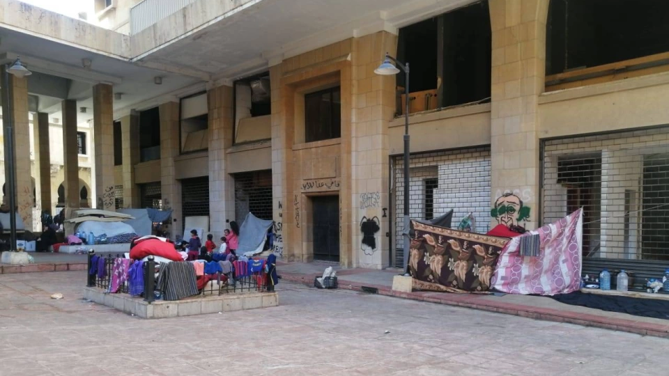 مبنى «العازارية»: النزوح يُغيِّر ملامح بيروت ويختصر حال النازحين ومأساتهم