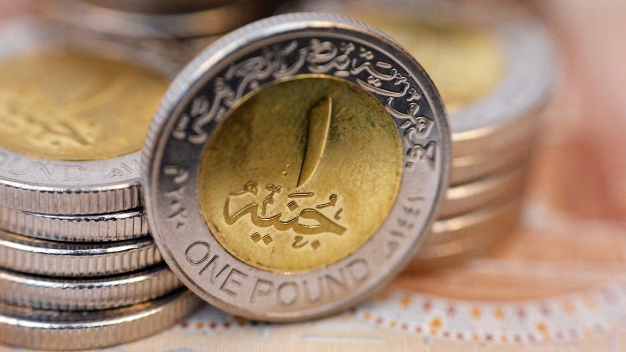 الجنيه المصري ينخفض لأدنى مستوى له منذ مارس مع إستمرار تقييم صندوق النقد