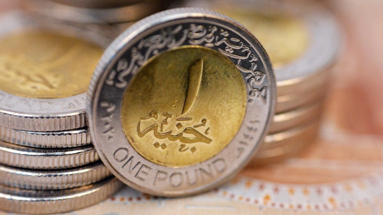 الجنيه المصري يستمر في الإنخفاض إلى مستويات قياسية أمام الدولار