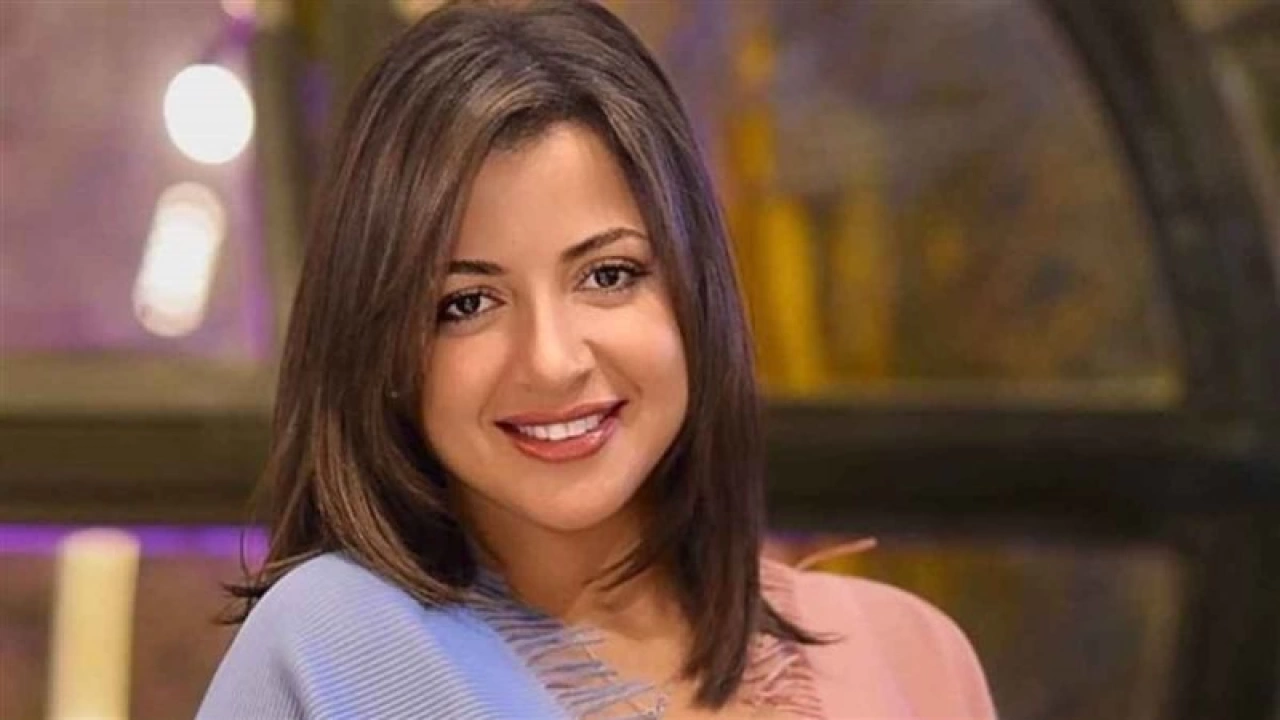 إصابة الفنانة منى فاروق بشلل مؤقت في المعدة