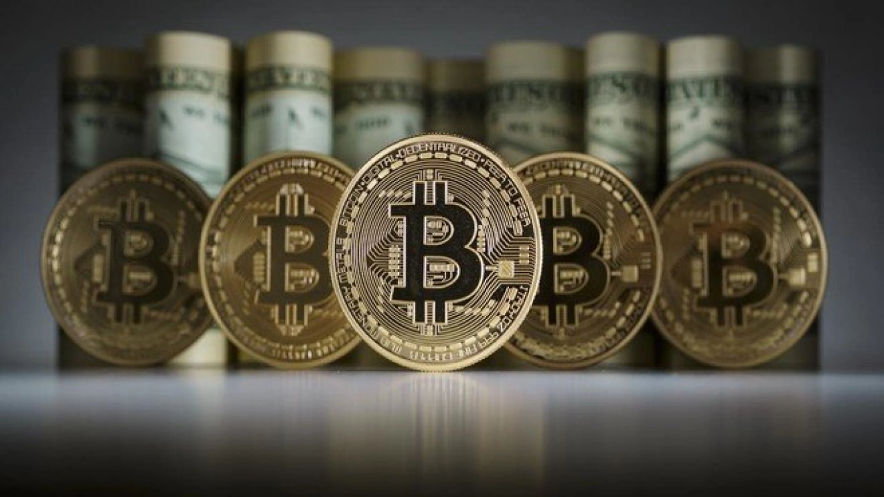 قفزة تاريخية: عملة البيتكوين تتخطى حاجز 106 آلاف دولار