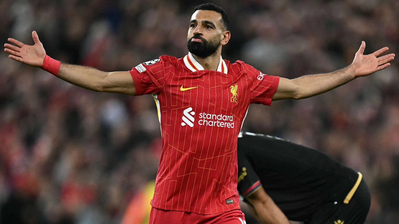 يتلاعب بمستقبل ليفربول محمد صلاح تحت نيران الانتقادات