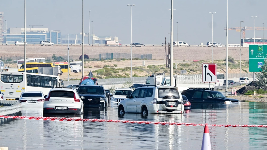 بسبب تقلبات الطقس في السعودية يطالب خبراء الأرصاد بالبقاء في أماكن آمنة