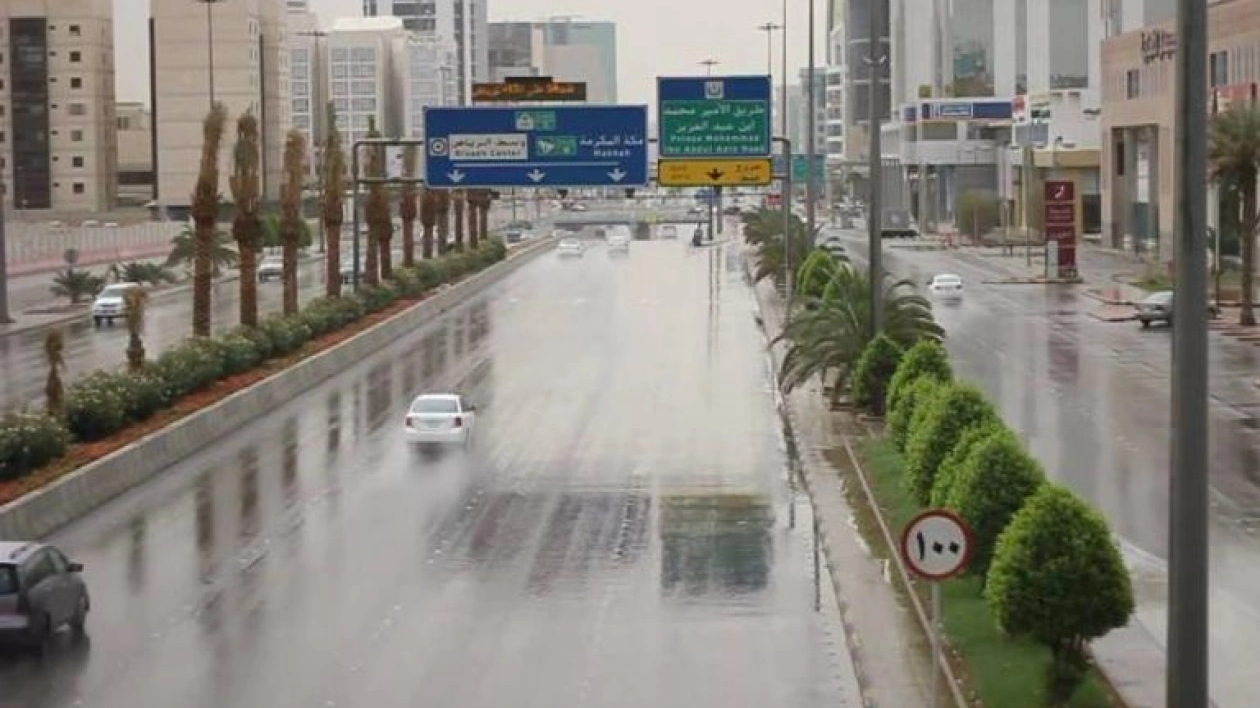 توقعات بتحذيرات من أمطار وسيول تجتاح المملكة اليوم